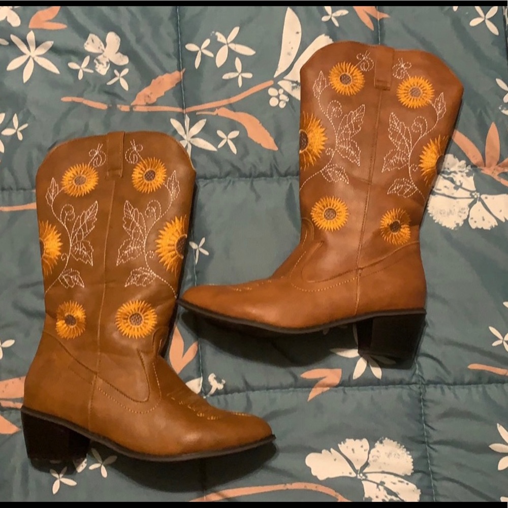 Cowgirl boots with flowers